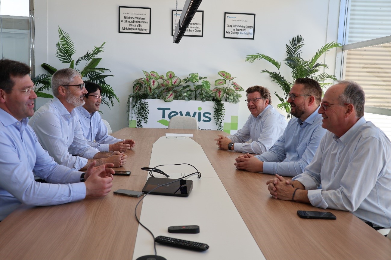 Dries Laheye con el equipo directivo de Tewis